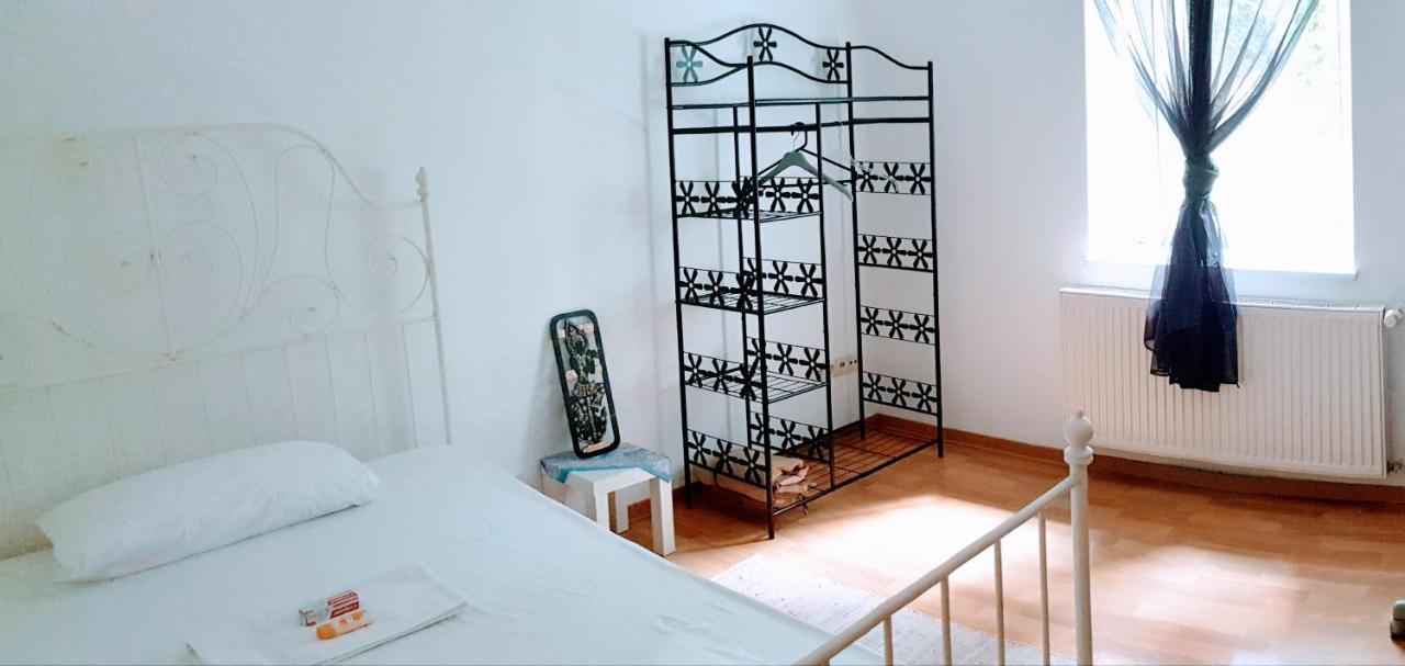 Budget Rooms In Halle With Shared Bathroom, Free Wifi, Netflix & Ipad 外观 照片