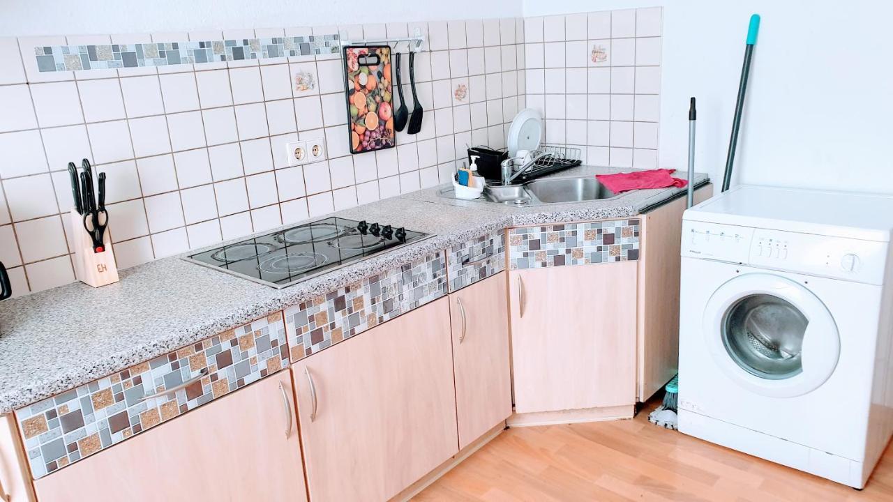 Budget Rooms In Halle With Shared Bathroom, Free Wifi, Netflix & Ipad 外观 照片