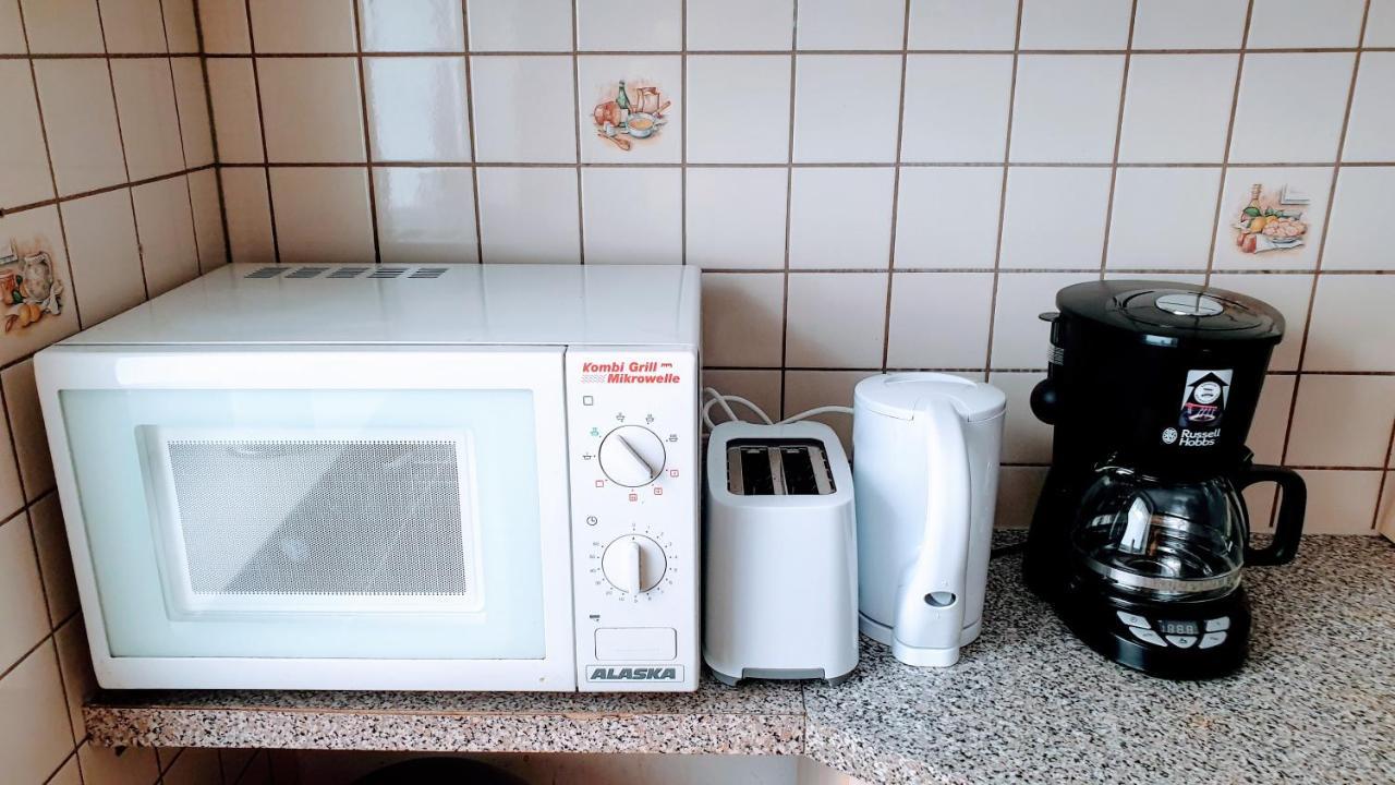 Budget Rooms In Halle With Shared Bathroom, Free Wifi, Netflix & Ipad 外观 照片