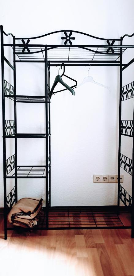 Budget Rooms In Halle With Shared Bathroom, Free Wifi, Netflix & Ipad 外观 照片