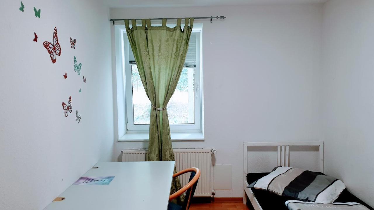 Budget Rooms In Halle With Shared Bathroom, Free Wifi, Netflix & Ipad 外观 照片