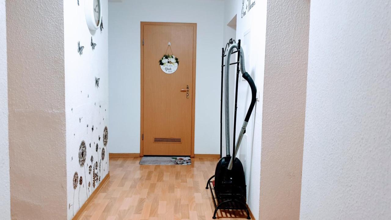 Budget Rooms In Halle With Shared Bathroom, Free Wifi, Netflix & Ipad 外观 照片