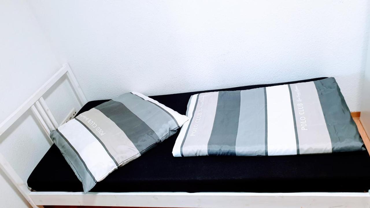Budget Rooms In Halle With Shared Bathroom, Free Wifi, Netflix & Ipad 外观 照片
