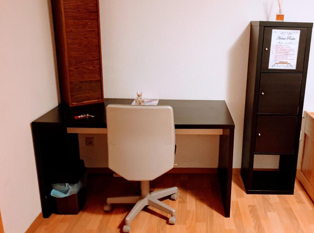 Budget Rooms In Halle With Shared Bathroom, Free Wifi, Netflix & Ipad 外观 照片