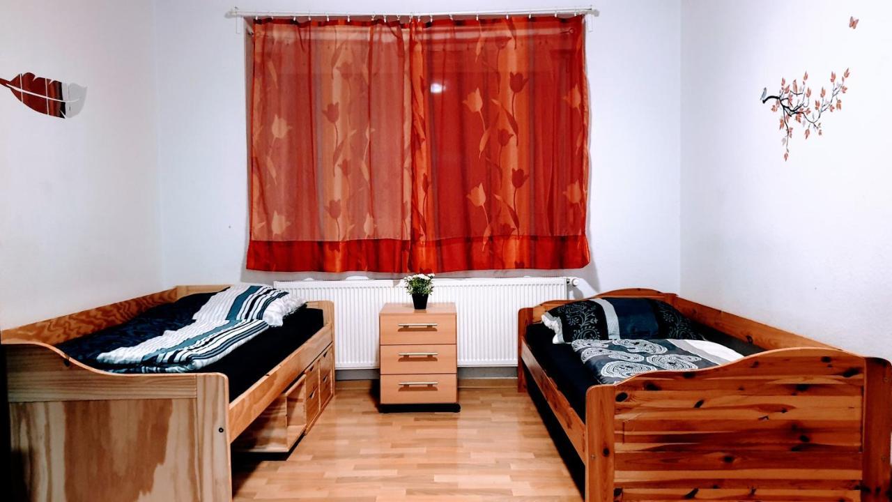 Budget Rooms In Halle With Shared Bathroom, Free Wifi, Netflix & Ipad 外观 照片