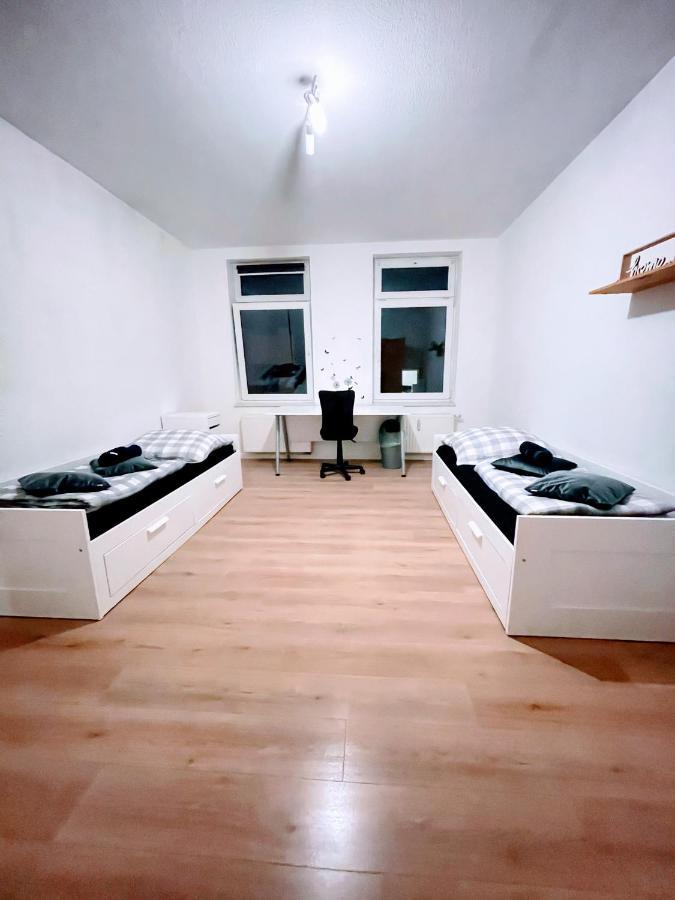 Budget Rooms In Halle With Shared Bathroom, Free Wifi, Netflix & Ipad 外观 照片